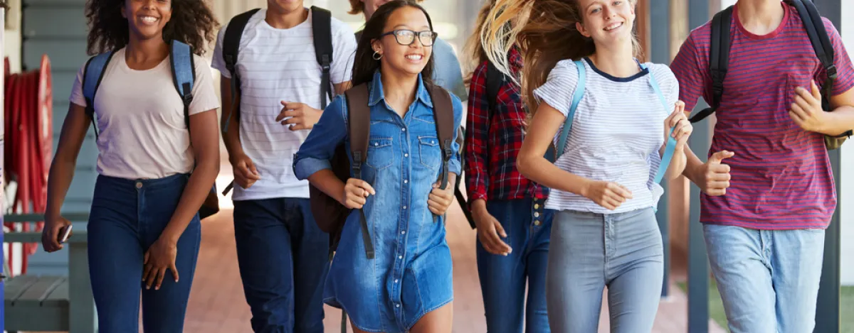 foto van jongeren in de gang van de school